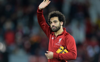 电竞牛-克瓦拉茨赫利亚赛后与球迷合影